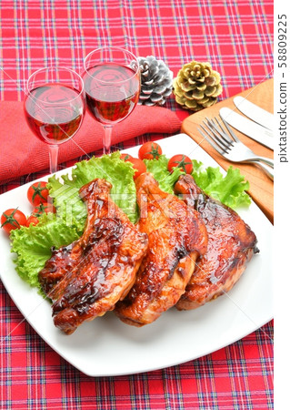 Christmas roast chicken, chicken roast, roast chicken, roast leg, Christmas dinner. 58809225