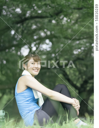 女性運動美女 58810289