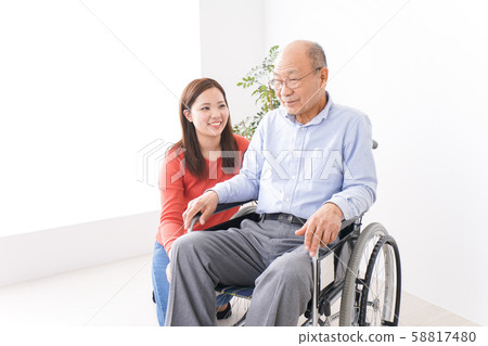 照顧老人的婦女 58817480