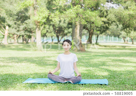 Yoga outdoors 58819005