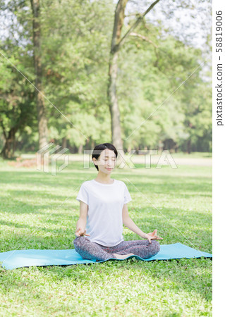 Yoga outdoors 58819006