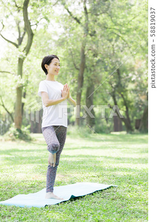 Yoga outdoors 58819037