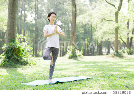 Yoga outdoors 58819038