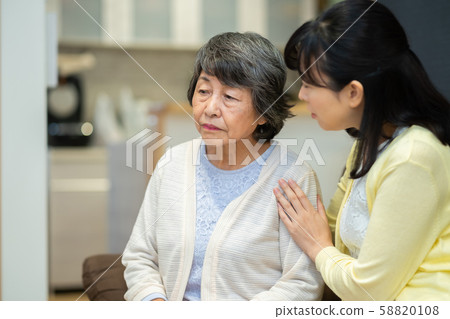 Parent and child Mother and child Senior female Middle female 2 58820108