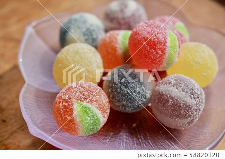 玻璃盤上的彩色硬糖 玻璃盤上的彩色硬糖 58820120