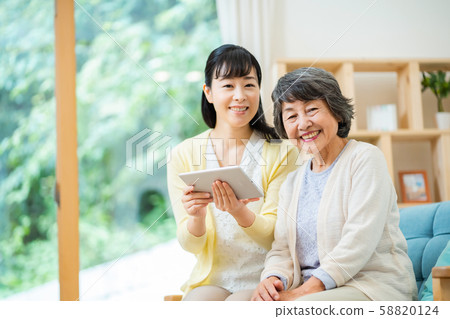 操作平板電腦終端的父母和孩子母子高級女性中級女性2人 操作平板電腦終端的父母和孩子母子高級女性中級女性2人 58820124