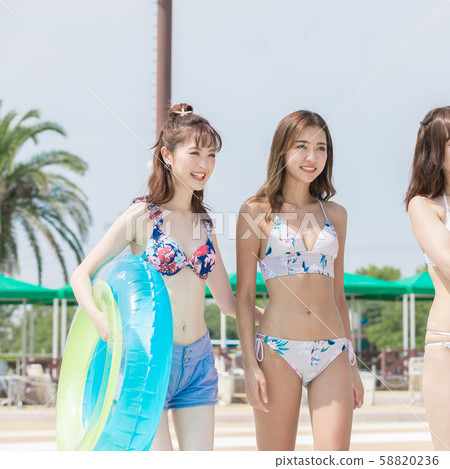 女人享受游泳池 女人享受游泳池 58820236