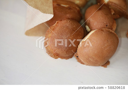 從小吃攤買來的濕潤酥脆的嬰兒蛋糕 58820618