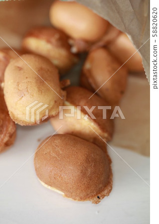 Moist and crispy baby castella cakes purchased from a food stall 58820620