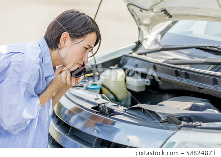 年輕女子汽車故障麻煩保險公司電話聯繫 年輕女子汽車故障麻煩保險公司電話聯繫 58824871