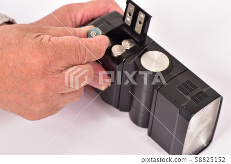 Place the battery in the strobe Place the battery in the strobe 58825152