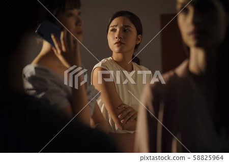 Female hustle and bustle 58825964