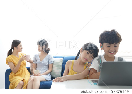 Parent and child mom friend living 58826149