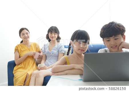 Parent and child mom friend living Parent and child mom friend living 58826150