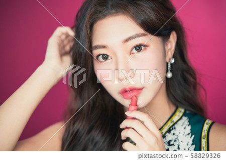 女性美麗影響者 女性美麗影響者 58829326