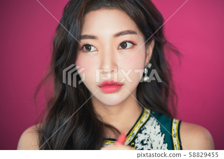 Female Beauty Influencer Female Beauty Influencer 58829455
