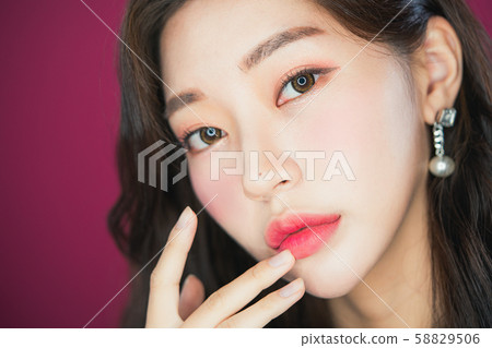 Female Beauty Influencer Female Beauty Influencer 58829506