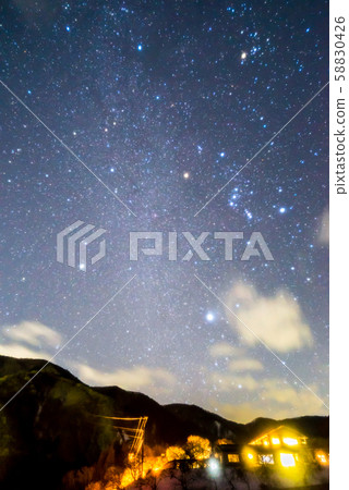 Achi村莊的滿天星斗的天空 Achi村莊的滿天星斗的天空 58830426