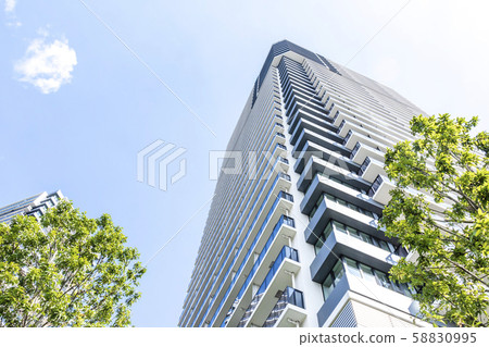 與綠色和塔公寓的都市風景 58830995