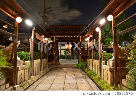 The approach and gates of Kyoto's Marishidon Tendo 58831570