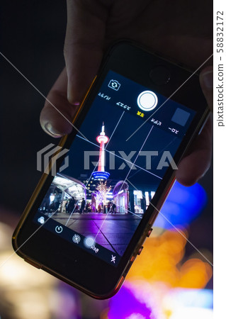 智能手機中的世界 智能手機中的世界 58832172