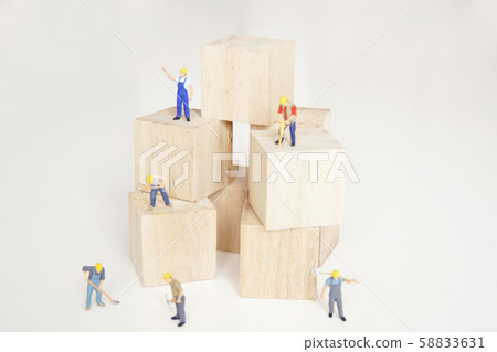 Men's dolls working on wooden blocks 58833631