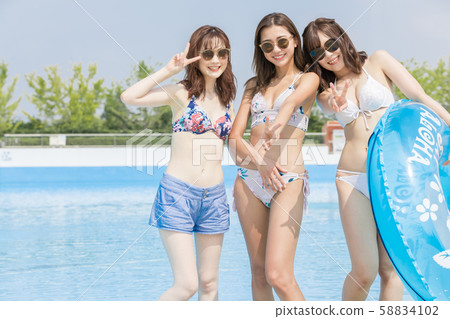 女人在游泳池中享受 58834102