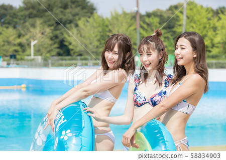 女人在游泳池中享受 58834903