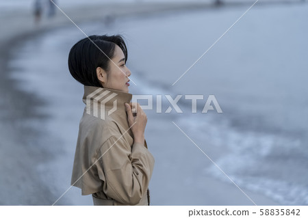 在秋天在海邊哭泣，感到一個撫養孩子的女人的悲劇 58835842