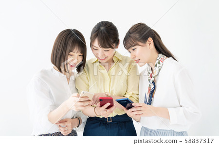 一群炫耀智能手機的女性 58837317