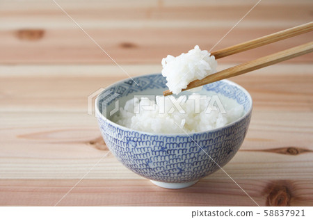 剛煮熟的米飯嘶嘶作響 58837921