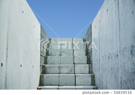 混凝土牆和樓梯前的藍天 58839516