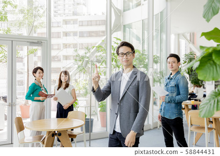 休閒商務時尚工作場所 58844431