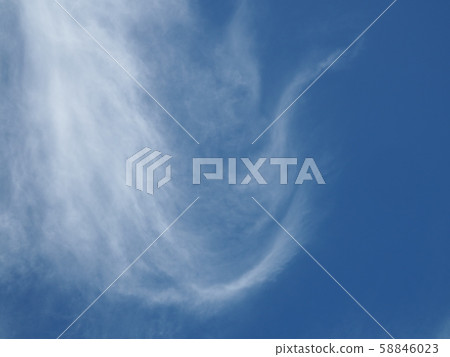 White cirrus cloud in the blue sky in autumn 58846023