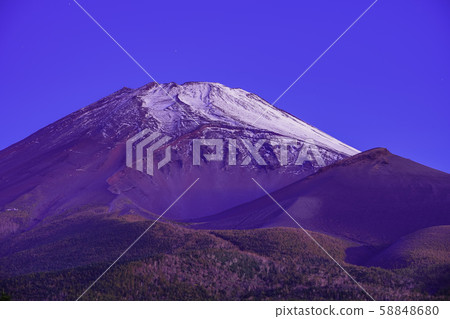 (靜岡縣)富士山,第一場降雪,黎明前 (靜岡縣)富士山,第一場降雪,黎明前 58848680