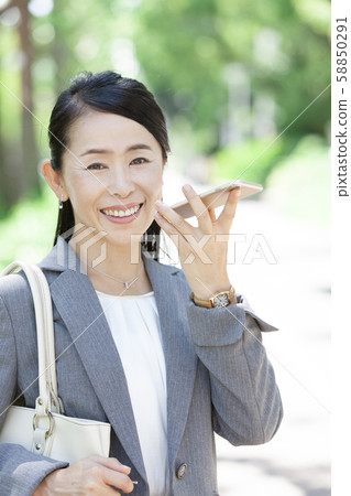 有智能手機的女商人 58850291