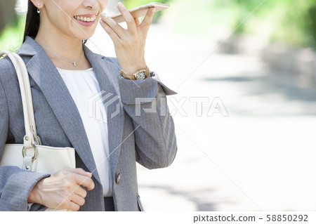 有智能手機的女商人 58850292
