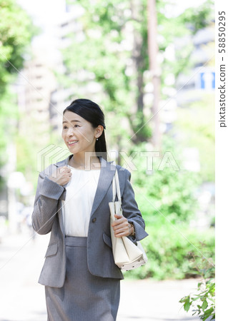 微笑的女商人 58850295