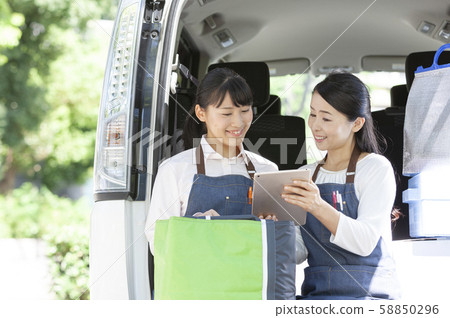 看著平板電腦的食品配送服務人員 58850296