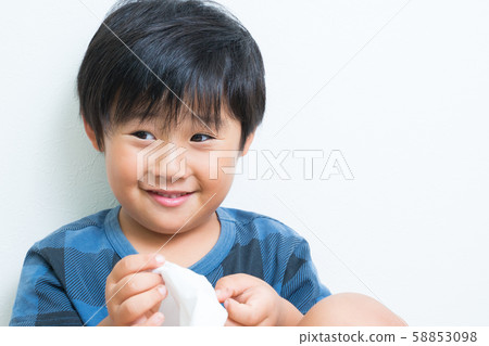 男孩嚼著鼻子 58853098