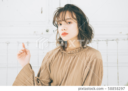年輕女子髮型圖片 58858297