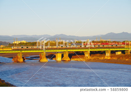 Nanbu Line passing the Tamagawa Bridge in the early morning 58859800