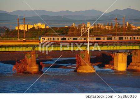 Nanbu Line passing the Tamagawa Bridge in the early morning 58860010