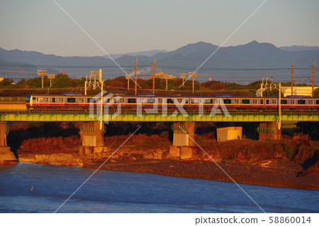 Nanbu Line passing the Tamagawa Bridge in the early morning 58860014