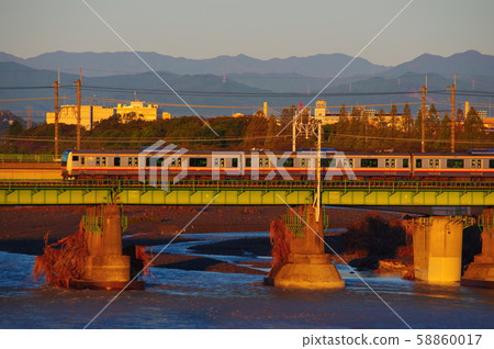 Nanbu Line passing the Tamagawa Bridge in the early morning 58860017