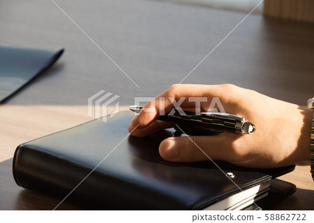 手上的筆記本 手上的筆記本 58862722