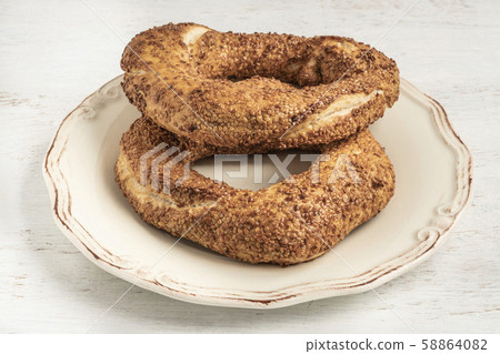crispy Turkish bagel, simit on a wooden table 58864082