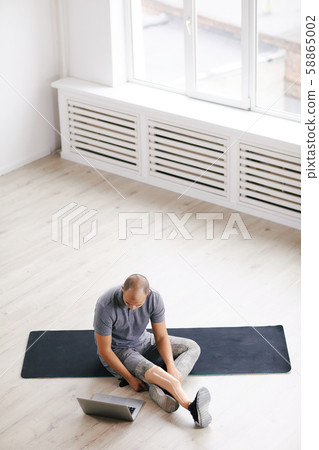 Online training on laptop 58865002