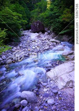 稻川縣清澈的溪流和巨石 58867586