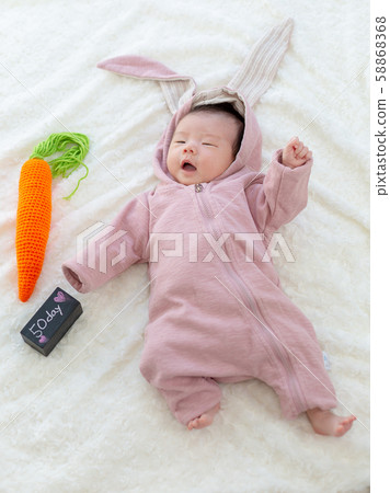嬰兒穿著兔子服裝 嬰兒穿著兔子服裝 58868368